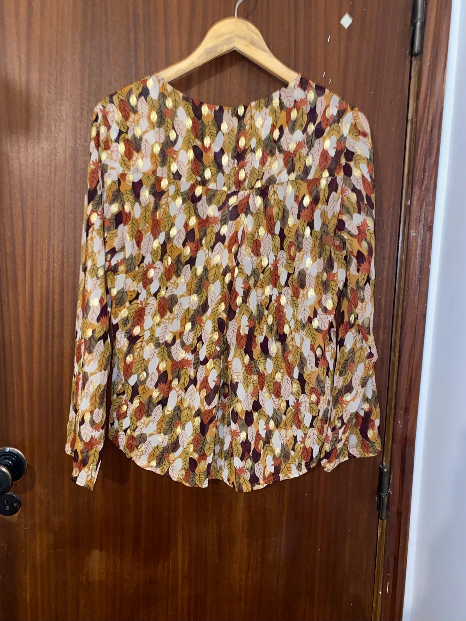 Blusa escote V estampado de hojas doradas – photo 5